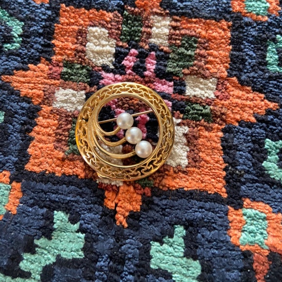 Lovely 14 kt Wreath Circle Pearl Yellow Gold Brooch Pin - Picture 3 of 7